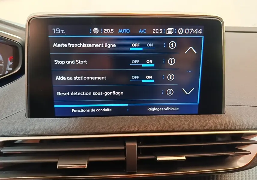 Écran tactile central du tableau de bord du Peugeot 5008 noir, affichant les réglages d'aide à la conduite.