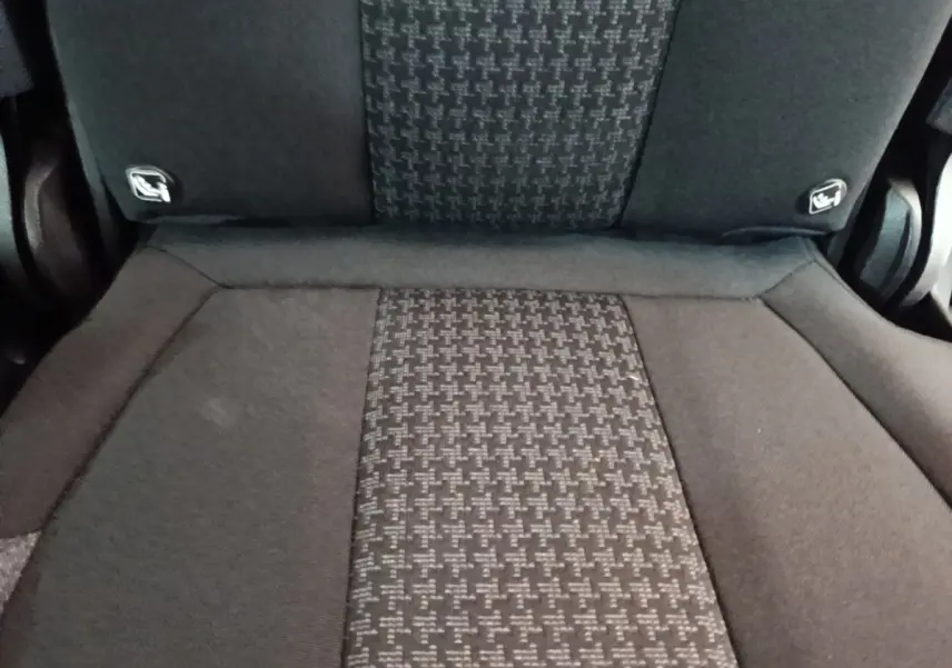 Gros plan sur la banquette arrière noire du Peugeot 5008 2018 avec motifs tissés et fixations Isofix visibles.
