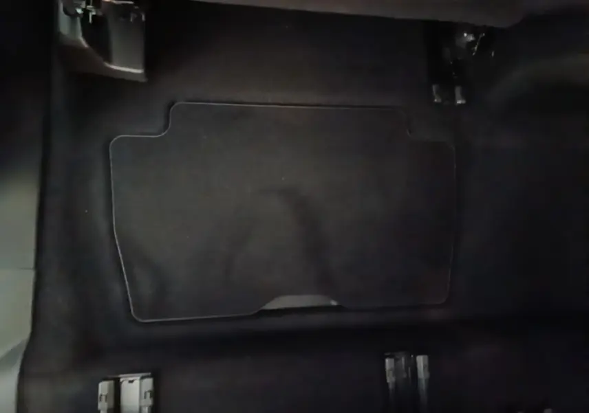 Vue rapprochée du tapis de sol noir côté conducteur du Peugeot 5008 BlueHDi 130 S&S Allure Business 2018.