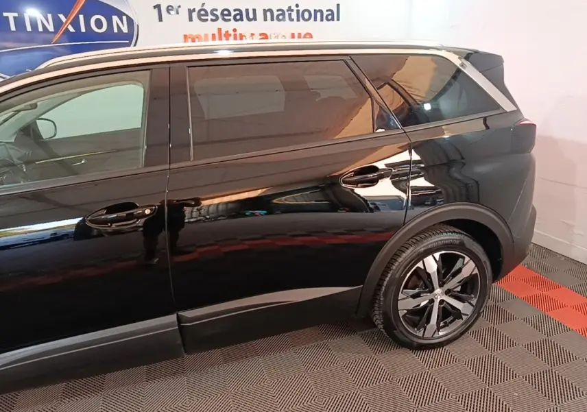 Profil côté gauche du Peugeot 5008 noir 2018, mettant en valeur les jantes alliage et les vitres teintées arrière.