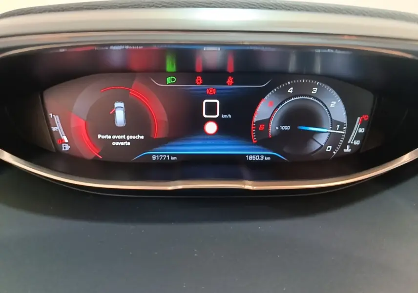 Affichage numérique du tableau de bord Peugeot 5008 2018 avec alerte porte avant gauche ouverte et compteurs en rouge et bleu.