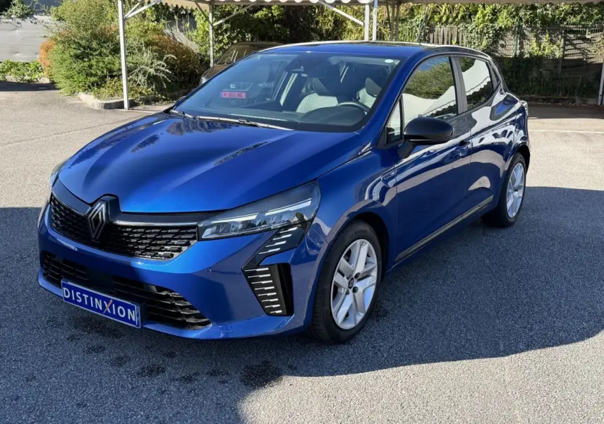 Renault Clio Evolution TCe 90 bleu vue 3/4 avant droit, avec calandre noire et feux LED distinctifs.