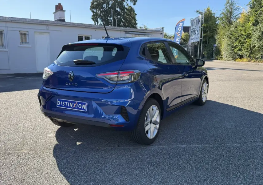 Renault Clio Evolution TCe 90 bleu vue 3/4 arrière droit, avec feux LED et toit spoiler noir.