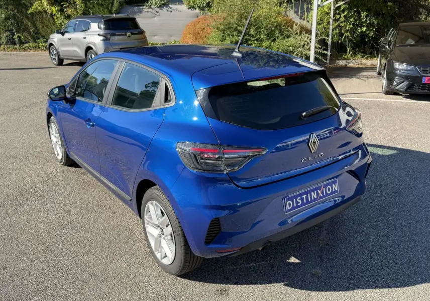 Renault Clio Evolution TCe 90 bleu vue 3/4 arrière droit, feux LED et logo Renault bien visibles.