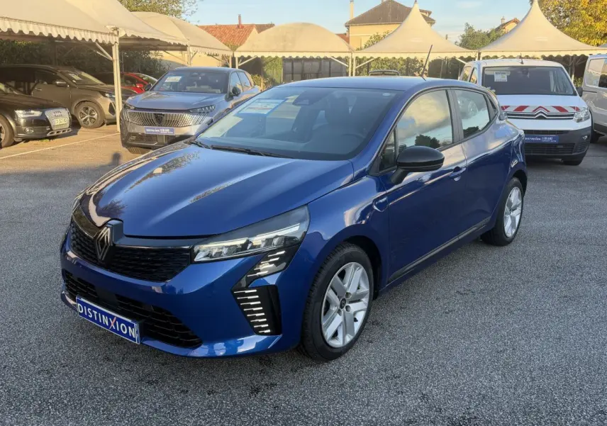 Renault Clio Evolution TCe 90 bleu vue 3/4 avant droit avec phares LED et calandre noire brillante.
