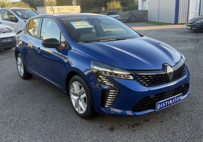 Renault Clio Evolution TCe 90 bleu vue 3/4 avant droit avec feux LED et calandre noire brillante.