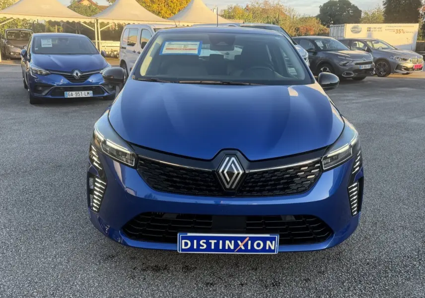 Vue avant d'une Renault Clio Evolution TCe 90 bleu, avec calandre noire et feux LED verticaux allumés.
