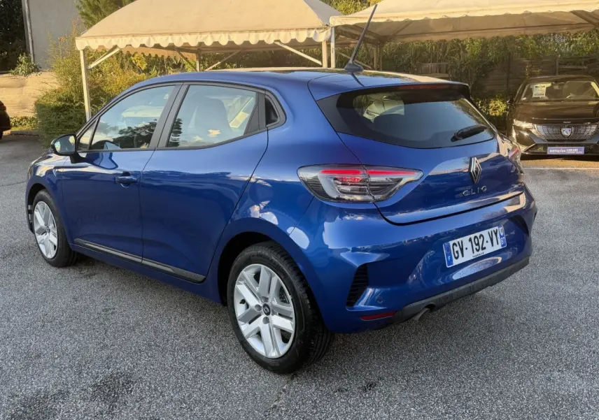 Renault Clio Evolution TCe 90 bleu, vue 3/4 arrière droit, feux LED et jantes alliage visibles.