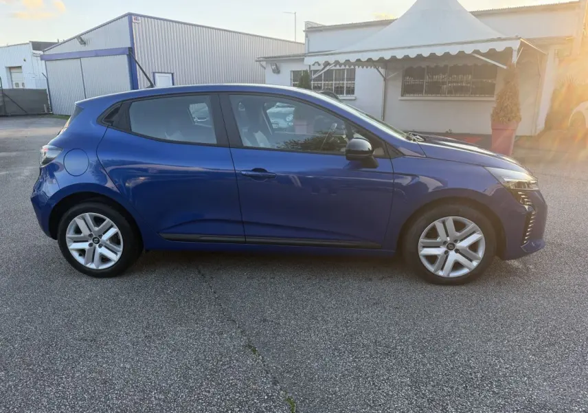 Profil droit de la Renault Clio Evolution TCe 90 bleu 2024, avec jantes alliage et feux LED avant allumés.