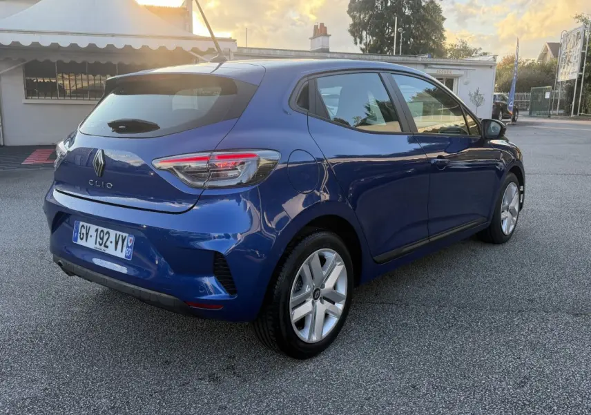 Vue 3/4 arrière droite d'une Renault Clio bleu 2024 avec feux LED et jantes alliage argentées.