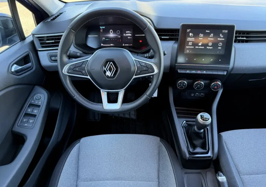 Vue intérieure avant de la Renault Clio Evolution TCe 90 2024, volant cuir multifonctions et écran tactile central.