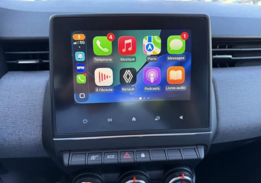 Écran tactile central de la Renault Clio Evolution TCe 90 2024 affichant l’interface Apple CarPlay.