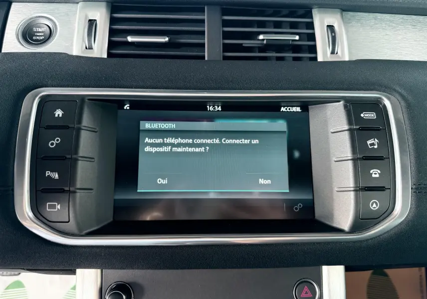 Écran tactile central du tableau de bord du Range Rover Evoque noir, affichant une demande de connexion Bluetooth.