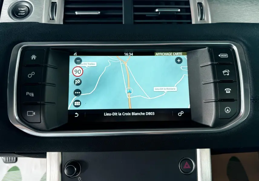 Écran tactile central du tableau de bord du Range Rover Evoque noir, affichant la navigation GPS en détail.