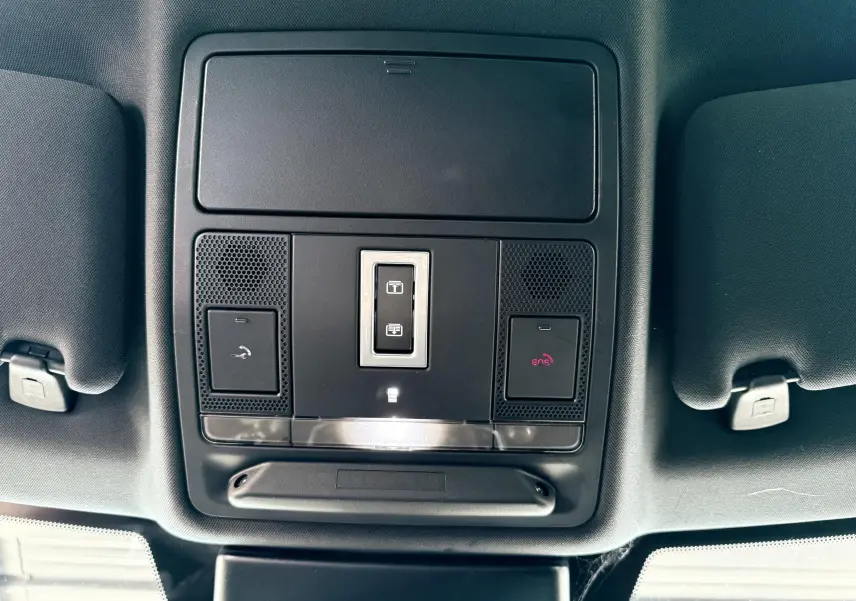 Vue en plongée sur la console de toit noire du Range Rover Evoque 2017 avec commandes d'éclairage et SOS.