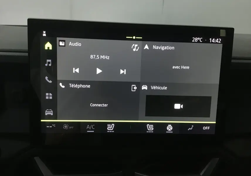 Écran tactile central du tableau de bord du Dacia Duster 2025 affichant radio, navigation et options connectées.