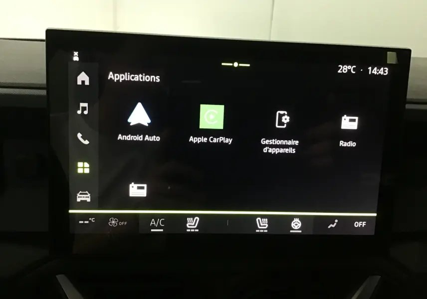 Écran tactile central du tableau de bord du Dacia Duster 2025 affichant les applications Android Auto, Apple CarPlay, gestionnaire et radio.