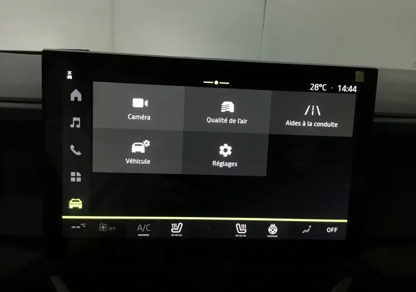Écran tactile central du Dacia Duster 2025 affichant les menus caméra, qualité de l'air, aides à la conduite et réglages.