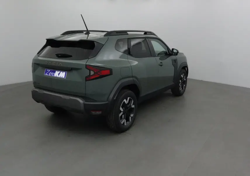 Vue 3/4 arrière droite du Dacia Duster 2025 kaki lichen avec jantes noires et toit noir contrasté.