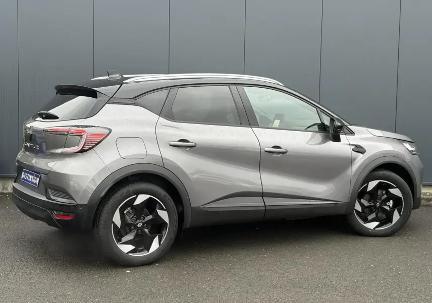 Renault Captur 2025 gris Cassiopée et noir, vue de profil côté droit, jantes alu 18" diamantées noires et railing toit alu.