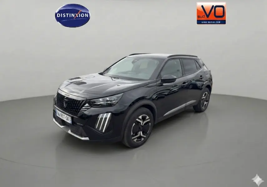 Peugeot 2008 Hybrid 145 e-DCS6 GT noir, vue 3/4 avant droit, avec barres de toit et jantes alliage 18 pouces.