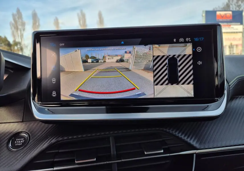 Écran tactile du Peugeot 2008 Hybrid 145 GT montrant la caméra de recul avec vue arrière et vue 360° intérieure.