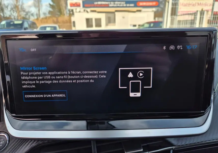 Écran tactile du tableau de bord du Peugeot 2008 Hybrid 145 GT affichant la fonction Mirror Screen.