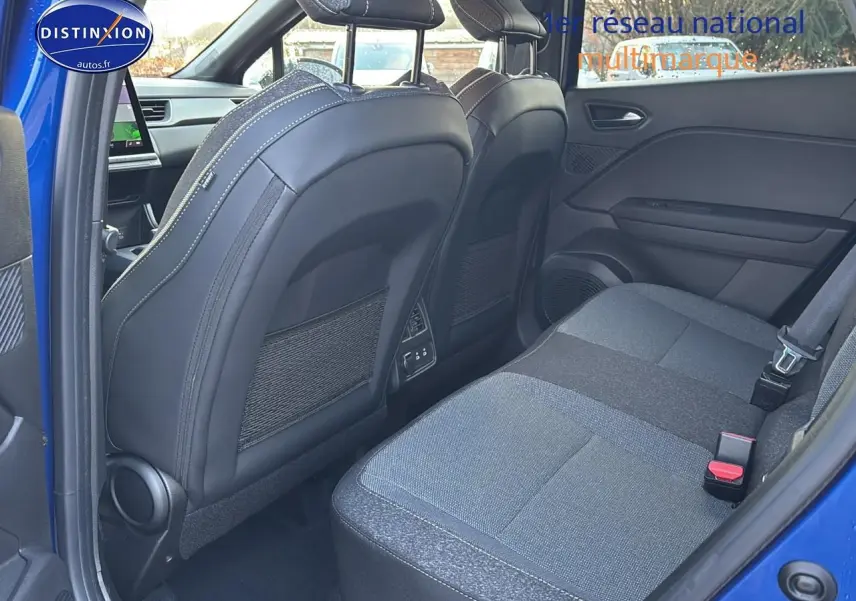 Vue intérieure arrière côté droit du Renault Captur bleu iron, montrant les sièges arrière et le dossier des sièges avant en cuir noir.