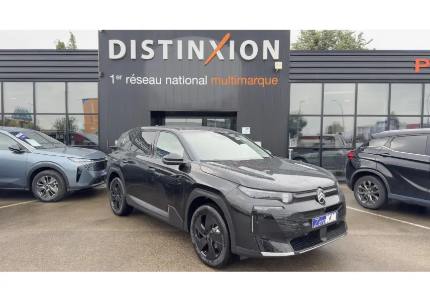 Vue 3/4 avant d'un Citroën C5 Aircross noir métal avec toit panoramique, jantes noires et calandre distinctive.