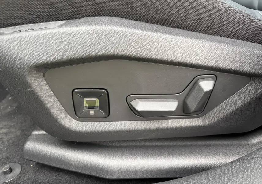 Gros plan sur les commandes de réglage électrique du siège avant noir d’un Citroën C5 Aircross hybride 2026.