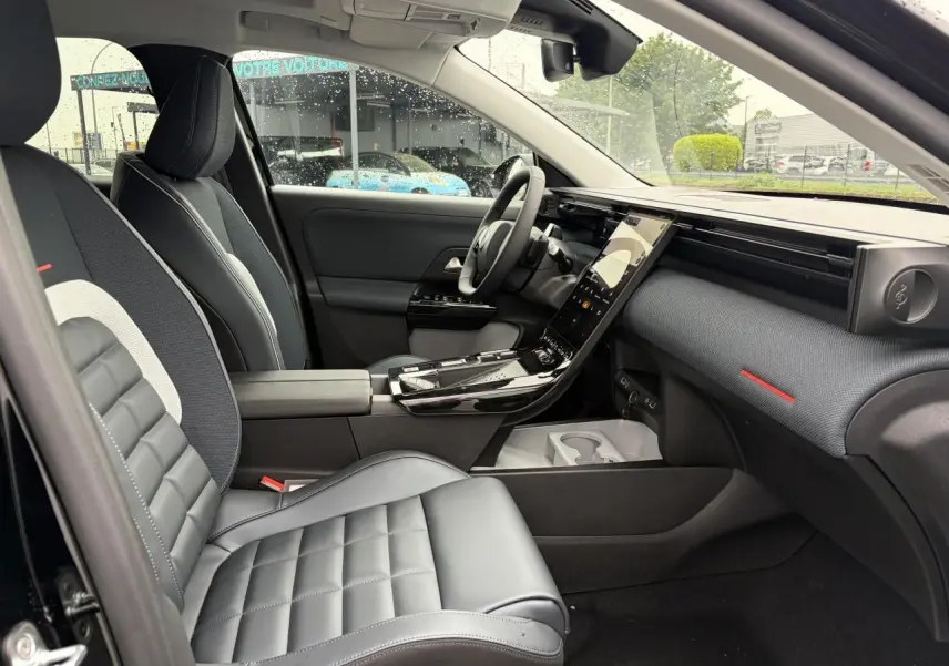 Intérieur avant droit du Citroën C5 Aircross noir métal, avec sellerie cuir et tissu bleu, tableau de bord moderne et écran tactile vertical.