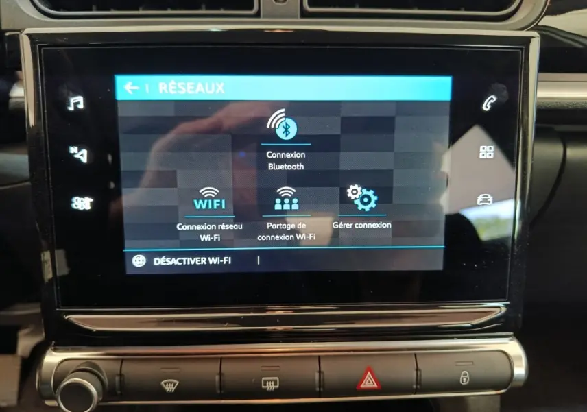 Écran tactile central de la Citroën C3 blanche 2020 affichant les options de connexion réseau Wi-Fi et Bluetooth.