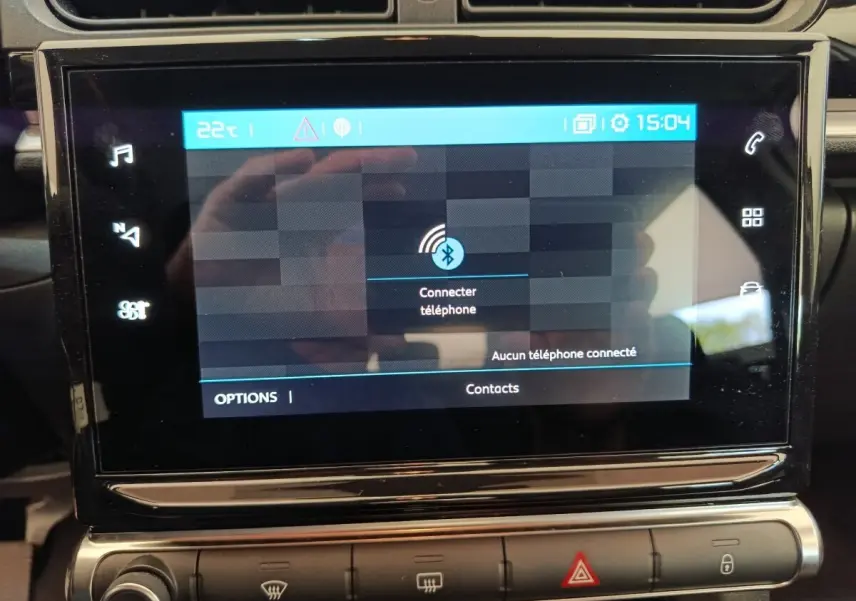 Écran tactile central de la Citroën C3 2020 affichant la connexion Bluetooth pour téléphone, vue intérieure frontale.