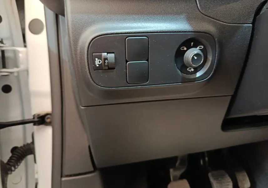 Détail des commandes de réglage des phares et rétroviseurs côté conducteur d'une Citroën C3 blanche de 2020.