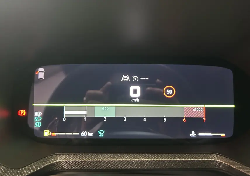 Tableau de bord numérique du Dacia Bigster affichant la vitesse à 0 km/h et l'autonomie restante de 60 km.