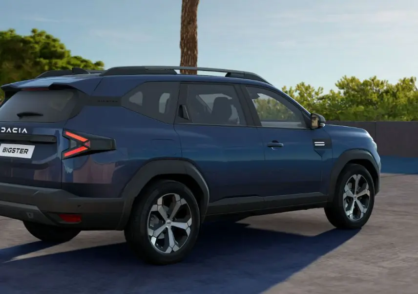 Vue 3/4 arrière droite du SUV Dacia Bigster bleu indigo avec feux arrière en forme de flèche et jantes bi-ton.