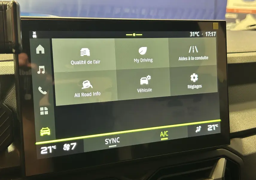 Écran tactile intérieur du Dacia Bigster 2026 affichant les menus de qualité de l'air, aides à la conduite et réglages.