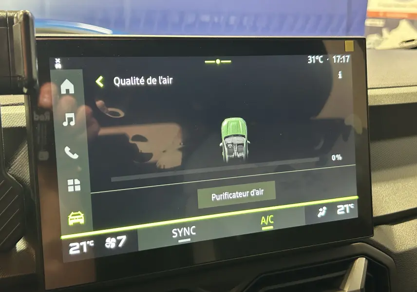 Écran tactile intérieur du Dacia Bigster 2026 affichant la qualité de l'air et la purification, avec commandes climatisation à 21°C.