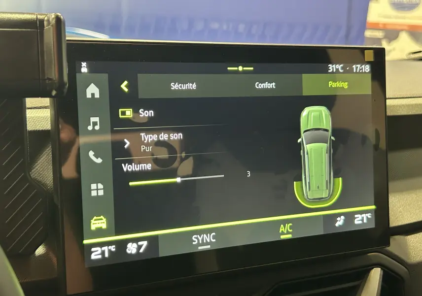 Écran tactile intérieur du Dacia Bigster 2026 affichant les réglages son et parking, avec interface moderne et fond noir.