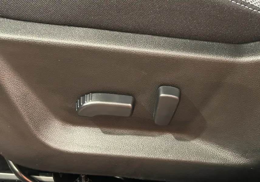 Gros plan sur les commandes de réglage électrique du siège avant en tissu du Dacia Bigster 2026.