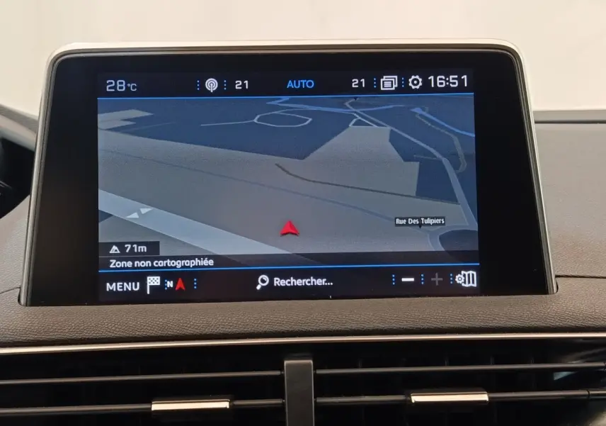 Écran tactile central du tableau de bord du Peugeot 5008 2020 affichant la navigation GPS en mode carte.