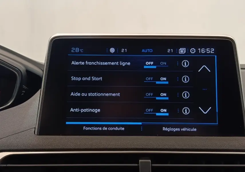 Écran tactile central du tableau de bord du Peugeot 5008 2020 affichant les réglages d’aides à la conduite.