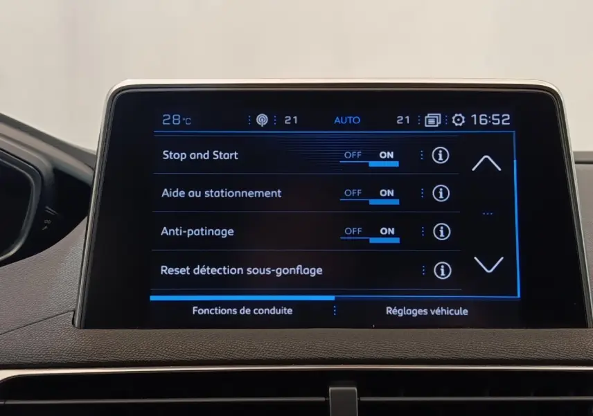 Écran tactile central du tableau de bord du Peugeot 5008 noir, affichant les réglages d’aide à la conduite.