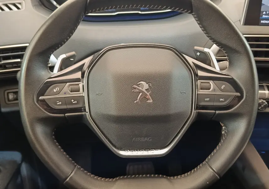 Vue rapprochée du volant cuir noir du Peugeot 5008 2020 avec commandes multifonctions intégrées.