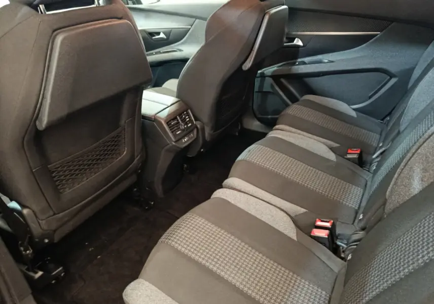 Vue intérieure côté droit des sièges arrière en tissu gris et noir du Peugeot 5008 2020, version Active Business.