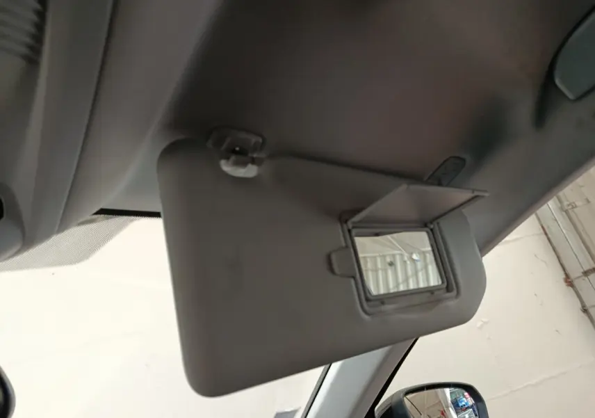 Détail du pare-soleil côté conducteur avec miroir ouvert dans l’habitacle d’un Peugeot 5008 noir de 2020.