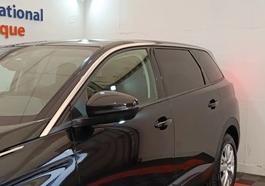 Vue de profil droit d’un Peugeot 5008 noir 2020 avec vitres teintées et jantes alliage visibles.