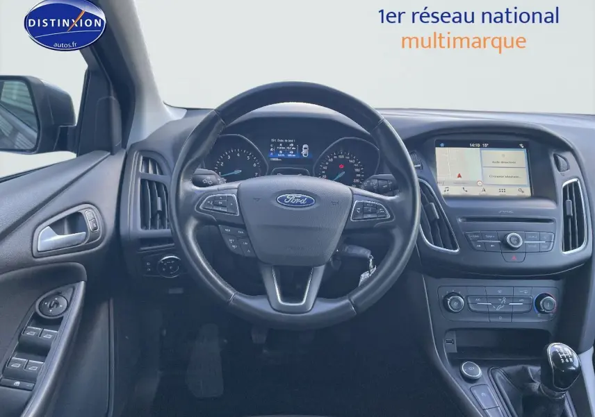 Intérieur de Ford Focus SW 2018 avec tableau de bord noir, volant multifonction et écran tactile central visible.