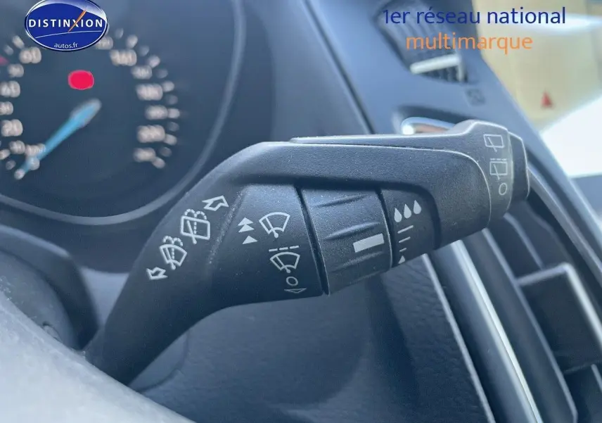 Gros plan sur la commande des essuie-glaces dans l'habitacle d'une Ford Focus SW gris magnetic de 2018.