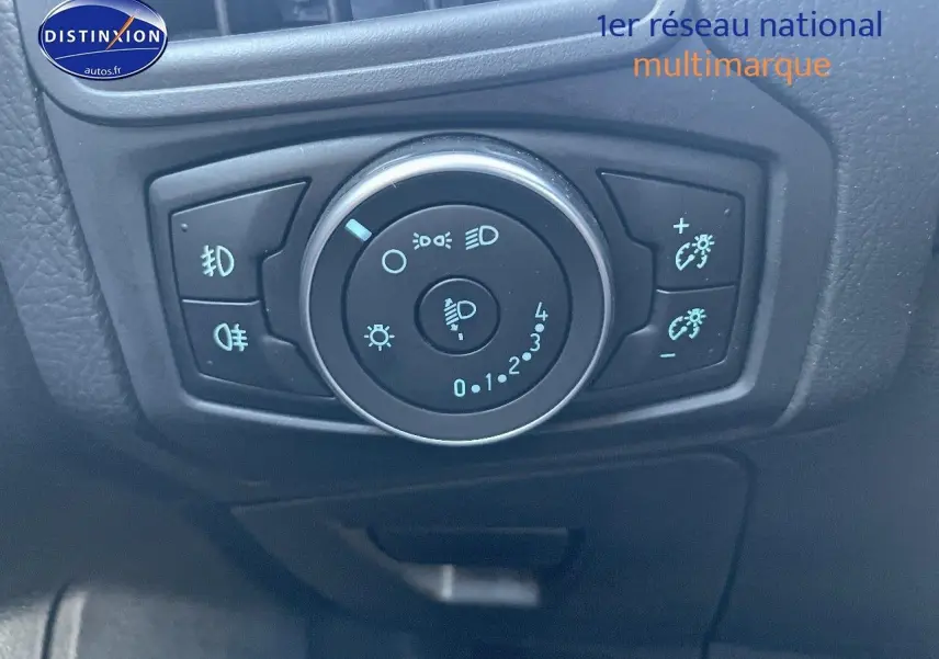 Gros plan sur la commande d'éclairage intérieure d'une Ford Focus SW gris magnetic metal, version Business Class.